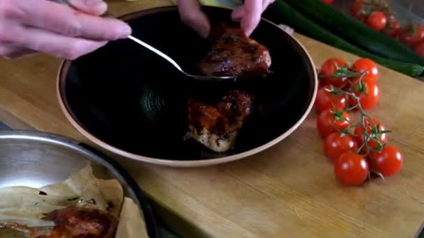 Homme mains friture poulet jambes au ralenti HD — Video
