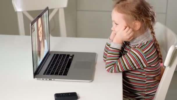 Niña hablando con mamá a través de Skype utilizando el ordenador portátil — Vídeo de stock