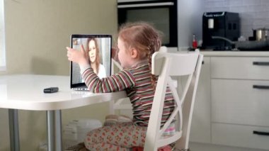 küçük kız anne dizüstü kullanarak skype üzerinden konuşmak