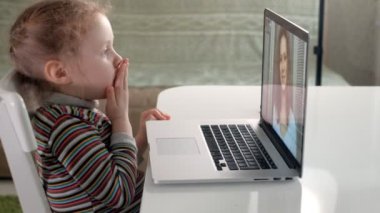 küçük kız anne dizüstü kullanarak skype üzerinden konuşmak