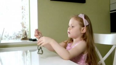 Metal bir bulmaca bir gerl unravels, antrenörler etkinliği beyin