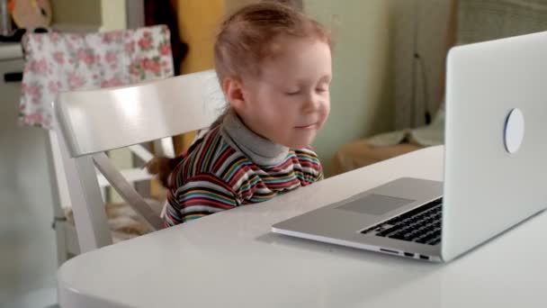 Menina falando com a mãe via skype usando laptop — Vídeo de Stock