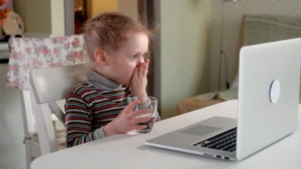 Menina falando com a mãe via skype usando laptop — Vídeo de Stock