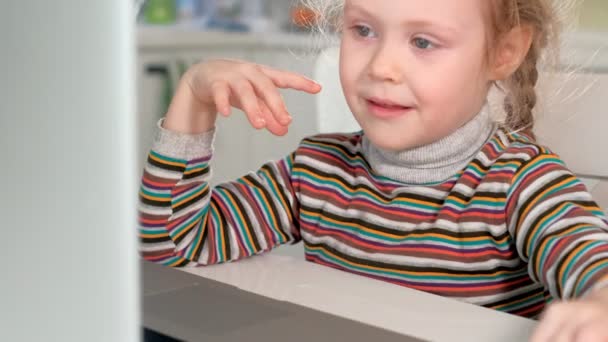 Little girl talking to mom via skype using laptop — Stock Video