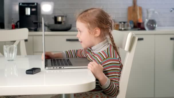 Gadis kecil berbicara dengan ibu melalui skype menggunakan laptop — Stok Video