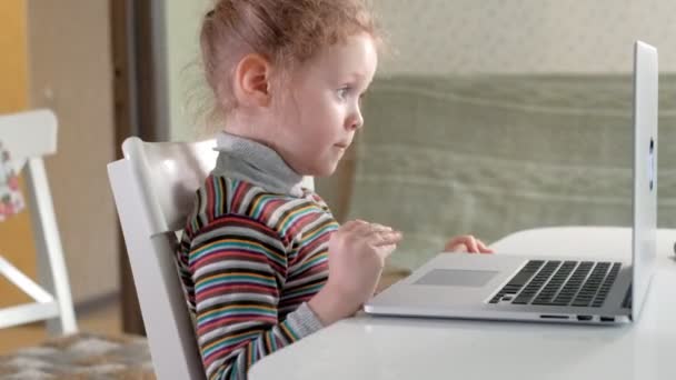 Malá holčička mluví s mamkou přes skype pomocí přenosného počítače — Stock video