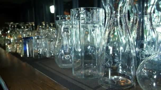 Пустые бокалы готовы к использованию в баре — стоковое видео