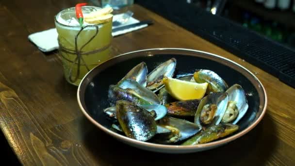 Copo de cocktail na mesa de madeira do bar. Movimento lento — Vídeo de Stock