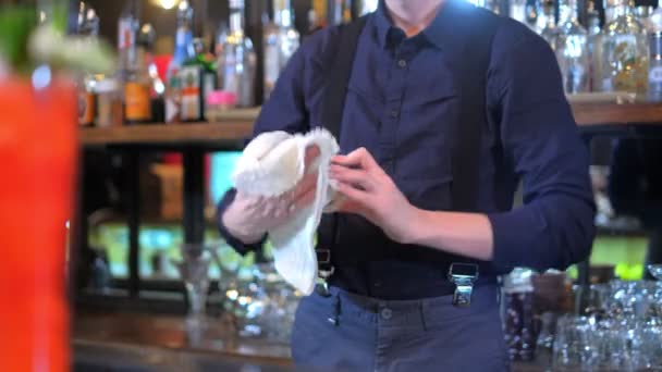 Barman especialista está fazendo coquetel no bar — Vídeo de Stock