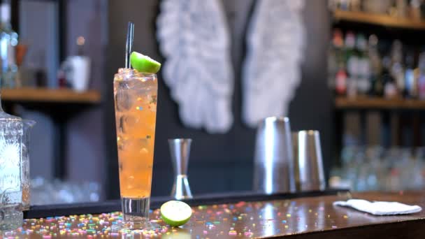 Copa de cóctel en la mesa de madera en el bar — Vídeos de Stock