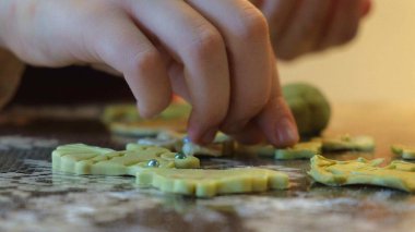 İki çocuk için hamur yoğurma birlikte çerezleri yapmak