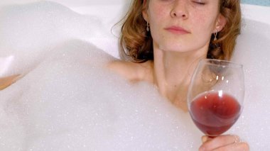 banyo yaparken şarap içme kadın sarışın.