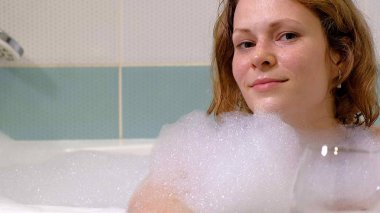 banyo yaparken şarap içme kadın sarışın.