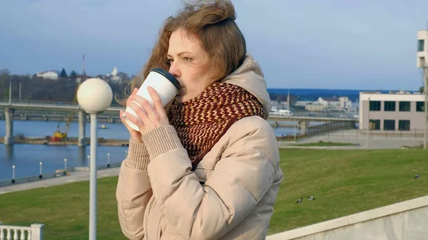 도시 주위를 산책에 대 한 아름 다운 젊은 여자 음료 커피 — 스톡 사진