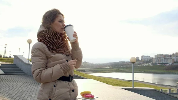 Vacker ung kvinna dricker kaffe för en promenad runt staden — Stockfoto