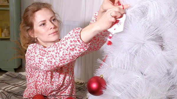 Primer plano de chica decorando árbol de Navidad —  Fotos de Stock