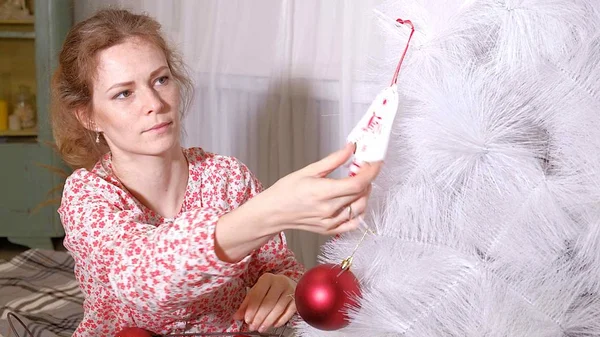Primer plano de chica decorando árbol de Navidad —  Fotos de Stock