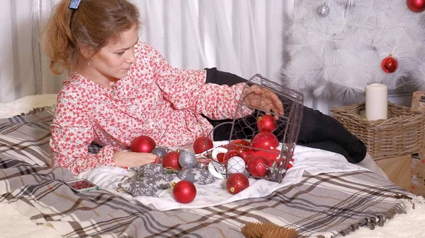 Primer plano de chica decorando árbol de Navidad —  Fotos de Stock