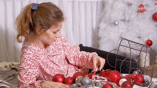 Primer plano de chica decorando árbol de Navidad — Foto de Stock