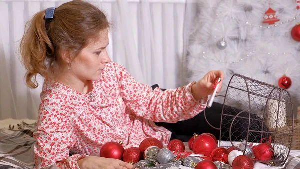 Close up di ragazza decorazione albero di Natale — Foto Stock