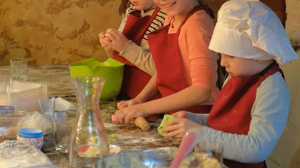 两个孩子揉面团一起做饼干 — 图库照片