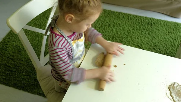 A tészta a dagasztás, a két gyerek hogy cookie-kat, együtt — Stock Fotó