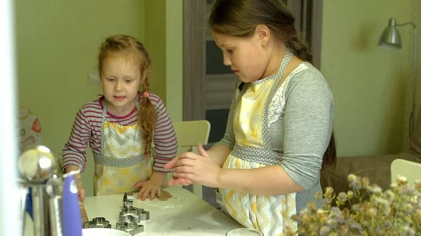 Två barn knåda degen för göra kakor tillsammans — Stockfoto