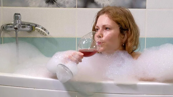 목욕을 하면서 와인을 마시는 여자 금발. — 스톡 사진