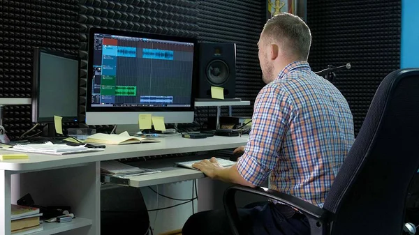 De audio-editor werkt aan de audiotrack in de studio-geluid — Stockfoto