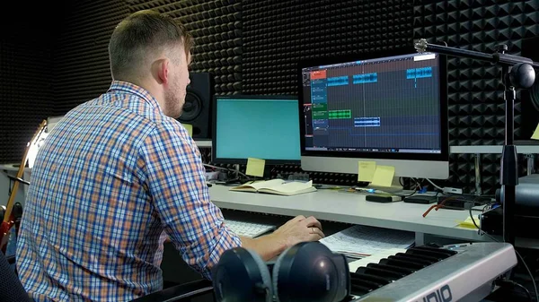 Ses editörü stüdyo ses ses parçası üzerinde çalışıyor