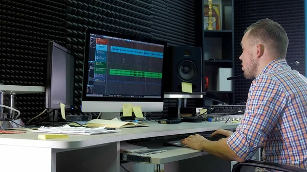 De audio-editor werkt aan de audiotrack in de studio-geluid — Stockfoto