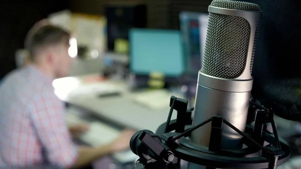 De audio-editor werkt aan de audiotrack in de studio-geluid — Stockfoto