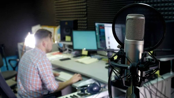 Ses editörü stüdyo ses ses parçası üzerinde çalışıyor