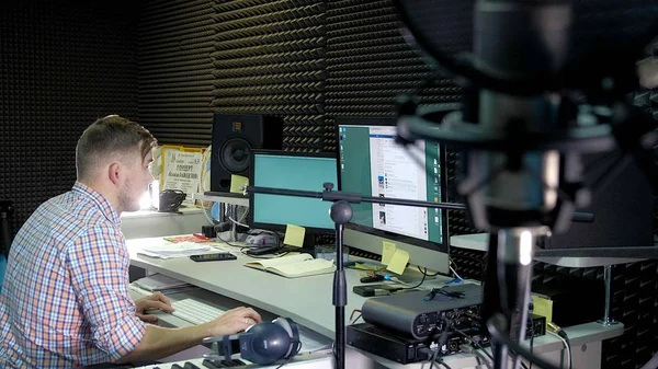 Ses editörü stüdyo ses ses parçası üzerinde çalışıyor