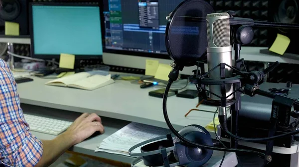 De audio-editor werkt aan de audiotrack in de studio-geluid — Stockfoto