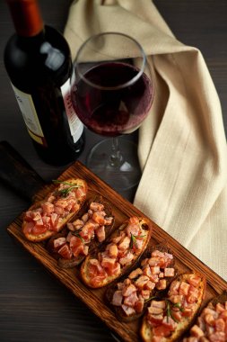 Bruschetta Kapari ve zeytinyağı ile krem bir yastık üzerinde lezzetli balık ile