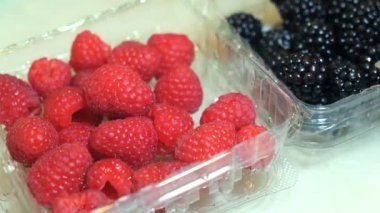 Ahududu ve böğürtlen bir barda kokteyl bir kap içinde