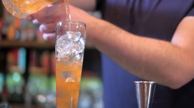 Uzman barmen kokteyl bar yapıyor