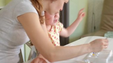 mutlu aile anne ve çocuk kız boya boya evde