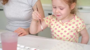 mutlu aile anne ve çocuk kız boya boya evde