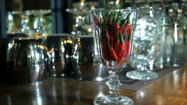 Cocktailglas auf dem Holztisch in der Bar. Zeitlupe — Stockvideo
