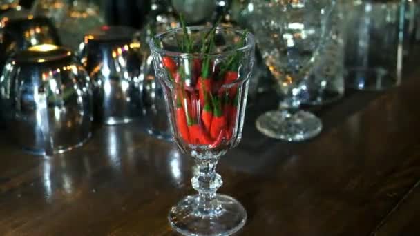 Bicchiere da cocktail sul tavolo in legno nel bar. Rallentatore — Video Stock
