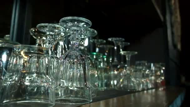 Verres vides prêts à l'emploi dans le bar — Video