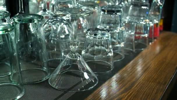 Empty glasses ready for use in the bar — Stock Video