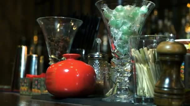 Verre à cocktail sur la table en bois dans le bar. Mouvement lent — Video