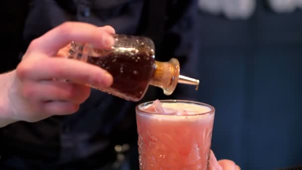 L'esperto barman sta preparando un cocktail al bar — Video Stock