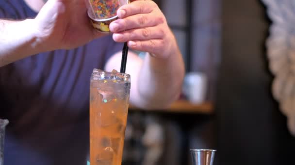 Deskundige barman maakt cocktail in bar — Stockvideo
