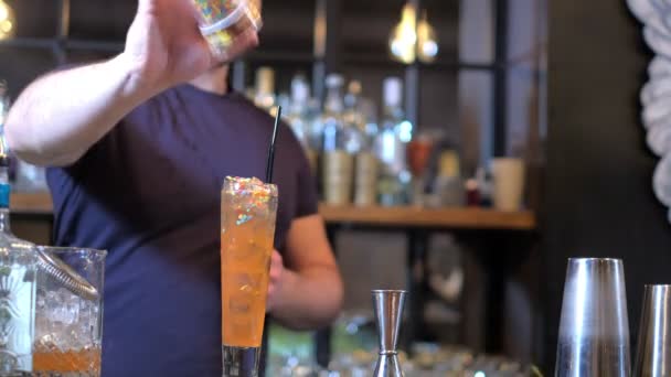 Эксперт-бармен готовит коктейль в баре — стоковое видео