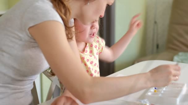 Feliz familia madre y niño niña pintura pinturas en casa — Vídeos de Stock