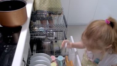 Kız Annem yemekleri bulaşık makinesi dışarı koymak yardımcı olur.